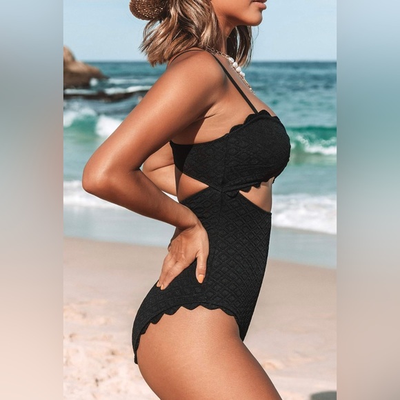 Cupshe Textured Scallop One-Piece - Picture 3 of 7